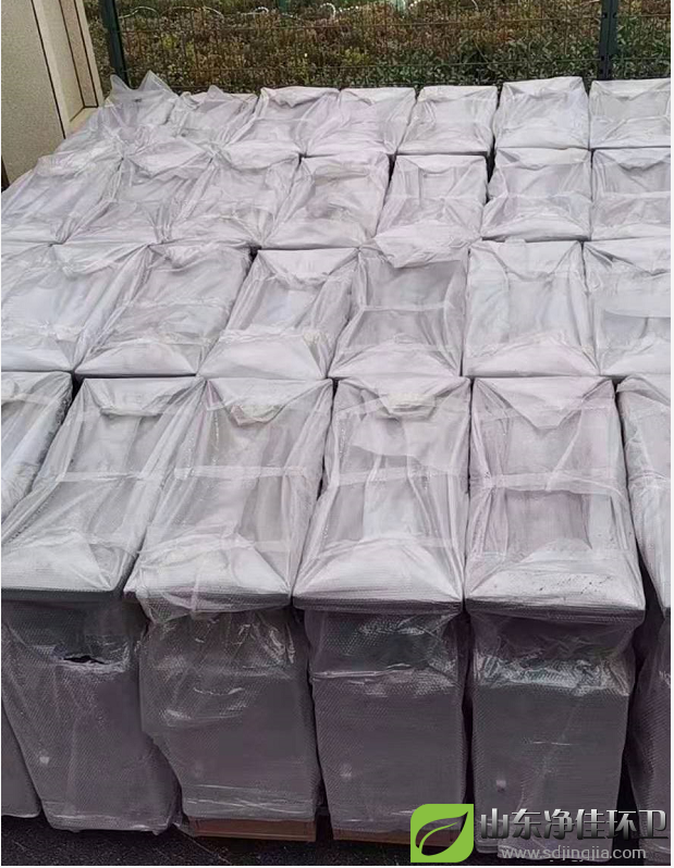 不銹鋼本身耐空氣、蒸汽、水等弱腐蝕介質和酸、堿、鹽等化學浸蝕性介質腐蝕，所以不銹鋼垃圾桶耐用性高加上外面的烤漆工藝使得垃圾桶的防腐能力更加強。  烤漆工藝是將戶外粉末通過高壓靜電設備充電，在電場的作用下，將涂料噴涂到金屬垃圾桶的表面，粉末會被均勻地吸附在工件表面，形成粉狀的涂層；而粉狀涂層經過高溫烘烤后流平固化，顆粒會融化成一層致密的效果各異的最終保護涂層；牢牢附著在垃圾桶表面，具有防腐防銹的特點.  一、不粘性：幾乎所有物質都不與特氟龍涂膜粘合。很薄的膜也能顯示出很好的不粘附性能。   二、耐熱性：特氟龍涂膜具有優良的耐熱和耐低溫特性。短時間可耐高溫到300℃，一般在240℃~260℃之間可連續使用，具有顯著的熱穩定性，它可以在冷凍溫度下工作而不脆化，在高溫下不融化。   三、滑動性：特氟龍涂膜有較低的摩擦系數。負載滑動時摩擦系數產生變化，但數值僅在0.05-0.15之間。   四、抗濕性：特氟龍涂膜表面不沾水和油質，生產操作時也不易沾溶液，如粘有少量污垢，簡單擦拭即可清除。停機時間短，節省工時并能提高工作效率。   五、耐磨損性：在高負載下，具有優良的耐磨性能。在一定的負載下，具備耐磨損和不粘附的雙重優點。   六、耐腐蝕性：特氟龍幾乎不受藥品侵蝕，可以保護零件免于遭受任何種類的化學腐蝕。  所以這款不銹鋼烤漆垃圾桶更防腐，耐腐蝕，更堅固，使用時間更長久不易損壞。